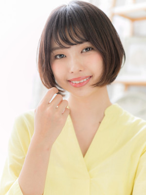 黒髪ヘルシースタイル前下がり小顔ミニボブ　シャギー