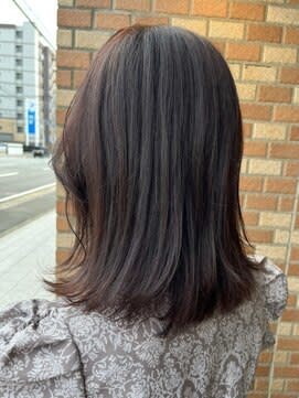 ミディアムヘア 顔周りカット ストレート バイオレットカラー