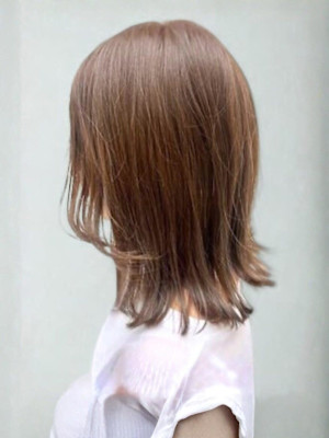 アッシュブラウン 顔周りカット ミディアムレイヤー 美髪