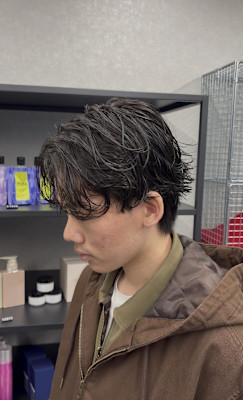 濡れ質感で魅せる“ニュアンスセンターパート”