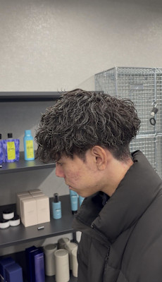  “強めカール × タイトサイド”で洒落感アップ