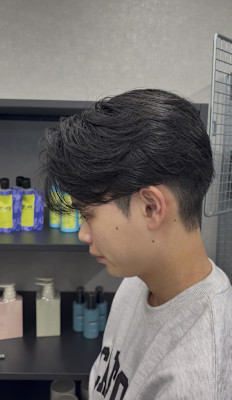 大人男子に人気！柔らか束感のセンターパート