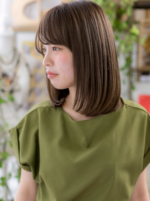 斜めバングブラウンベージュエアストレート　リタッチカラー