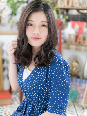 くせ毛風アシンメトリー黒髪小顔こなれヘア　グレーブラウン