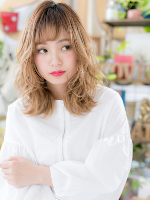 羽のような外国人風ふんわりフェザーウェーブ　マレットヘア