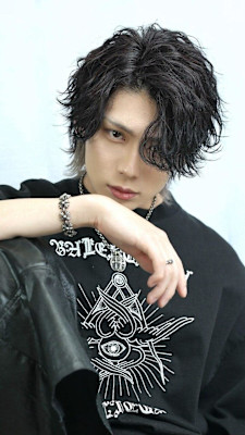 ブリーチカラー　センターパートウルフ