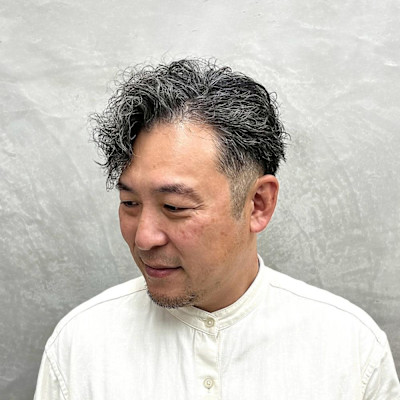 大人の余裕と色気を醸し出す◎強めパーマ×サイド刈り上げ