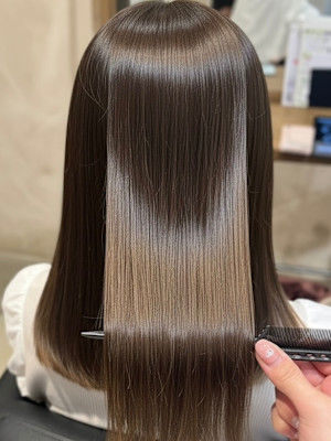 毛先まで滑らかな指通りの髪へ