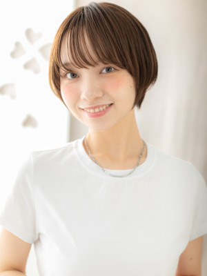 グレーブラウン小顔補正カット丸みショートマッシュ20代30代