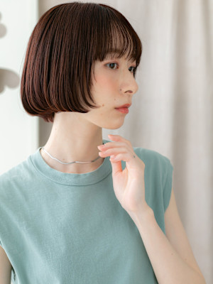 シースルーバングバーガンディ小顔切りっぱなしボブ30代40代