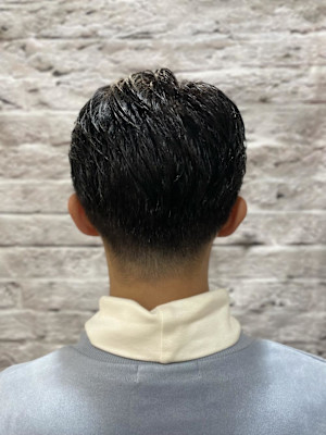 癖毛を活かした七三分けナチュラルスタイル