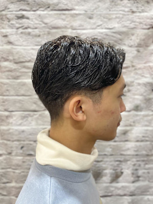 癖毛を活かした七三分けナチュラルスタイル