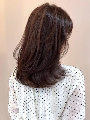 アッシュブラウン レイヤーカット 髪質改善 透明感カラー