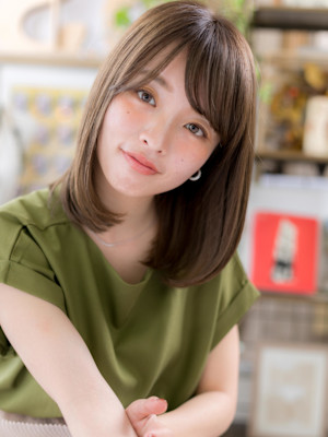 斜めバングブラウンベージュエアストレート　リタッチカラー