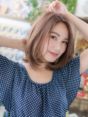 外国人風くすみベージュ切りっぱなしボブディ　シャギー