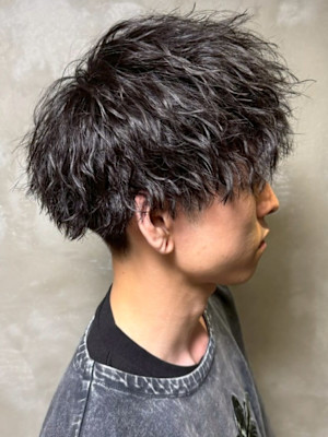 ツイストパーマ メンズカジュアル 刈り上げ マッシュ 20代