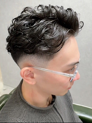 スキンフェード ニュアンスパーマ サイドパート 黒髪