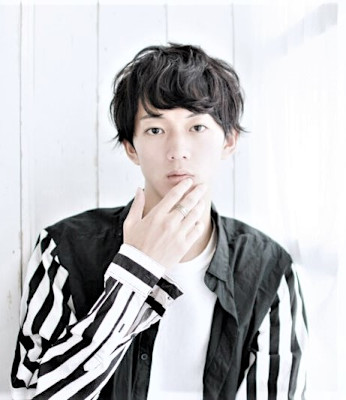 菅田将暉風髪型　無造作くせ毛風ニュアンスパーマひし形マッシュ