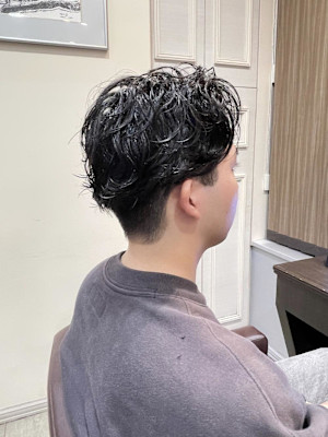 ウェット質感で魅せる大人メンズ・ニュアンスパーマ