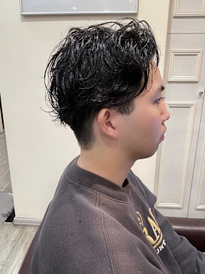 ウェット質感で魅せる大人メンズ・ニュアンスパーマ