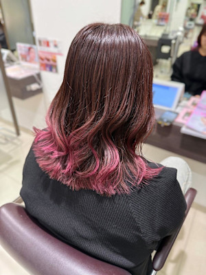 ピンクの裾カラー