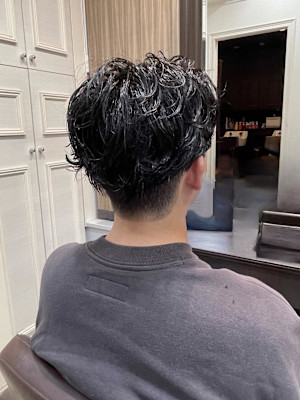 ウェット質感で魅せる大人メンズ・ニュアンスパーマ