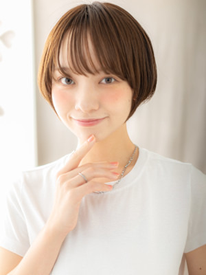 グレーブラウン小顔補正カット丸みショートマッシュ20代30代