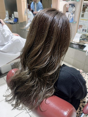 透明感が続く赤み消しオリーブグレージュ