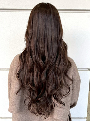 深みカラー こっくりブラウン ゆる巻きロング 髪質改善カラー