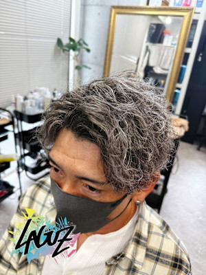 グレージュ × 波巻きニュアンスの大人メンズパーマ