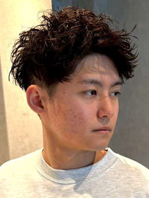 アップバング ツーブロック 刈り上げ ツイストパーマ 束感