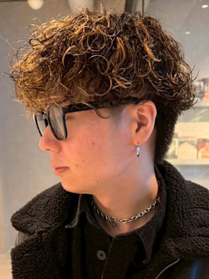 波巻きスパイラルパーマ ツーブロック ブロンドベージュ 束感