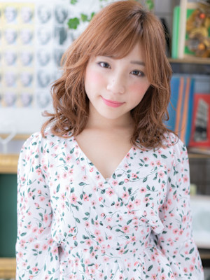 前髪パーマフレンチカジュアルミディアムボブハイレイヤーカッ　