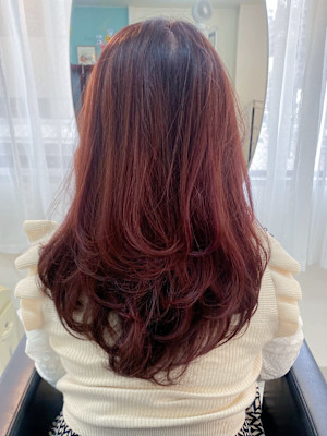 ロングレイヤースタイル　ワインレッドカラー