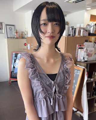 顔まわりレイヤーカットミディアムボブくびれヘア