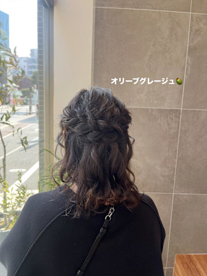 オリーブグレージュ