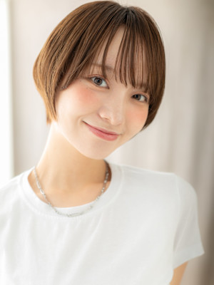 グレーブラウン小顔補正カット丸みショートマッシュ20代30代