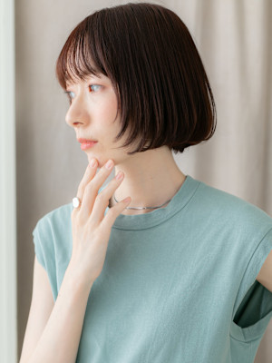 シースルーバングバーガンディ小顔切りっぱなしボブ30代40代