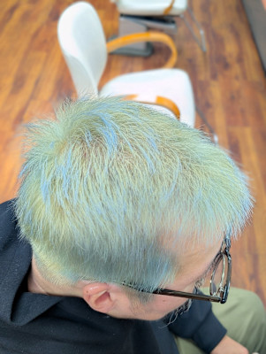 エミネム風ボウズ×2日間限定のシルバーヘア。