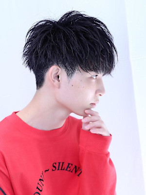 黒髪ツーブロ刈り上げ無造作マッシュ