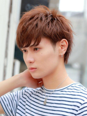 耳かけショート好印象ツーブロックあり