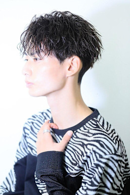 ツイスパ　センターパート　スパイラル　刈り上げ