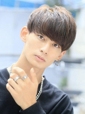 横顔が決まるナチュラルマッシュ