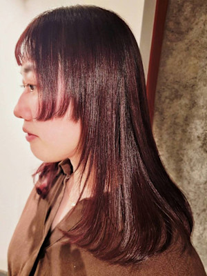 モードな雰囲気を纏う、レッドブラウン×ステップカット