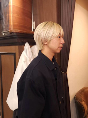 ホワイトブロンドのマッシュショートヘアー