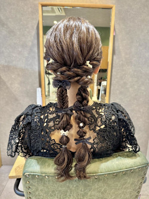 ツイン編み下ろしリボンヘア