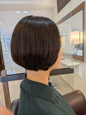 丸み×くびれで“首が細く見える”大人ショート 朝5分でキマる