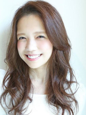 トレンドをおさえたミディアムヘアスタイル