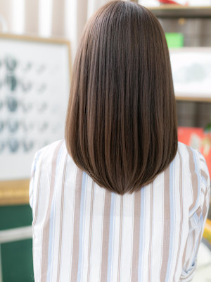 黒髪暗髪ナチュラルカラー斜めバングセミディ　グレーブラウン