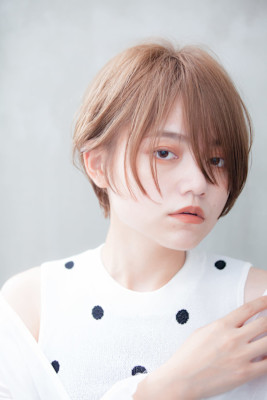 シアーベージュ×軽やかショートボブ